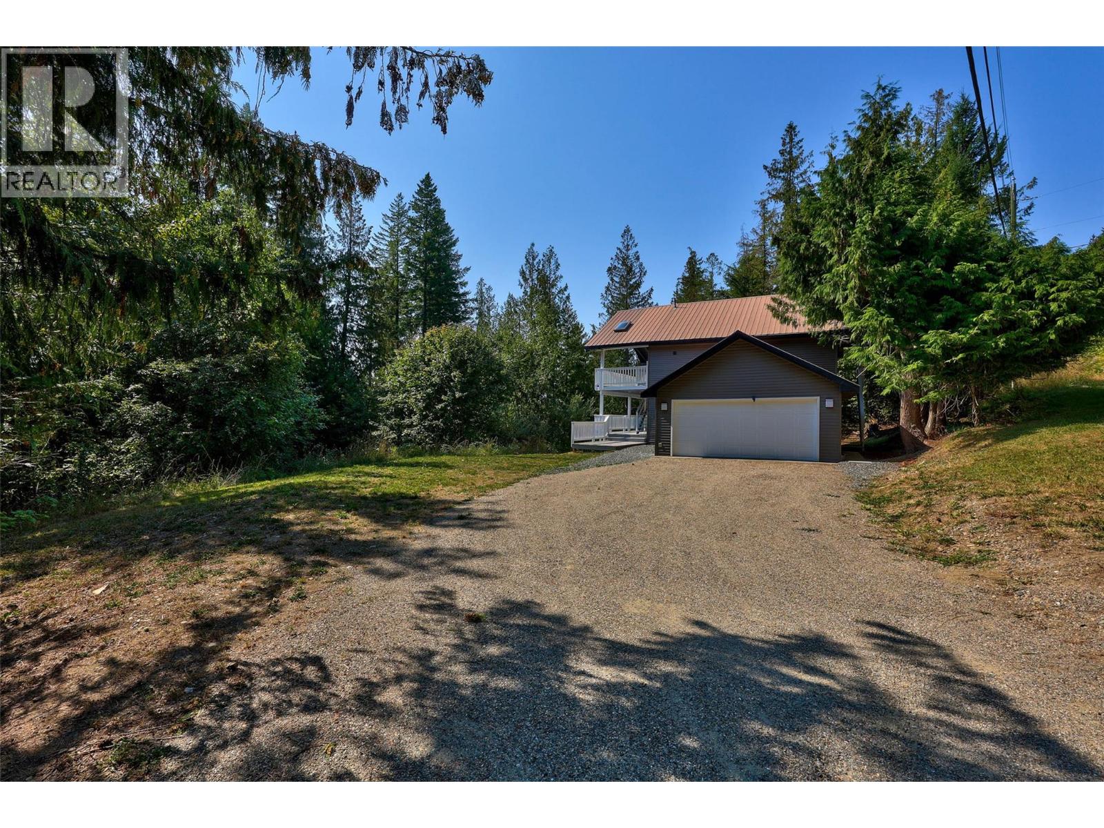 2725 Vickers Trail, Anglemont, British Columbia  V0E 1M8 - Photo 11 - 10385834