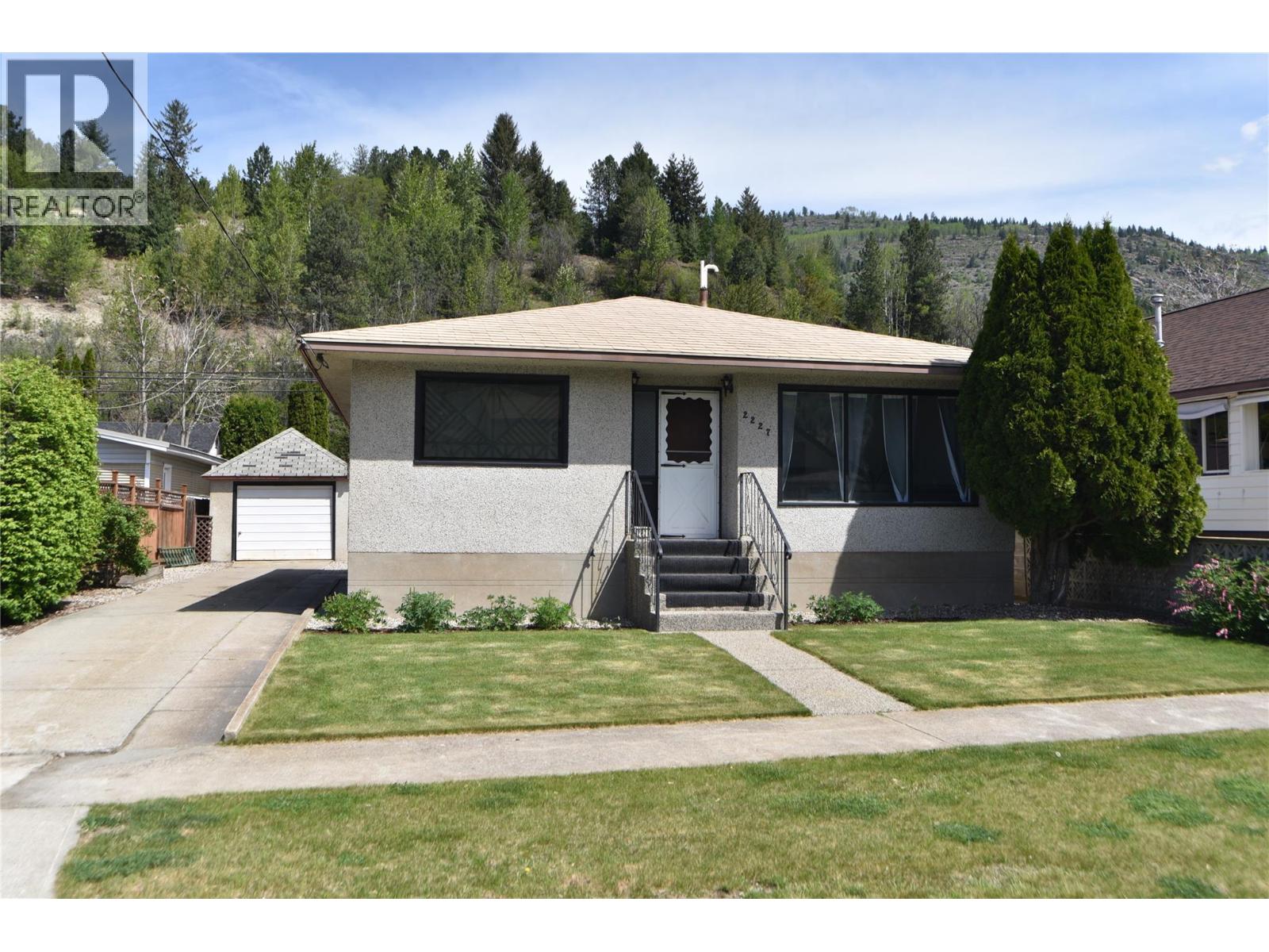 2227 Seventh Avenue, Trail, British Columbia  V1R 3C8 - Photo 2 - 10386050