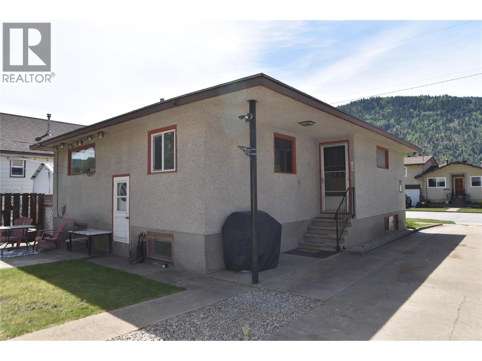2227 Seventh Avenue, Trail, British Columbia  V1R 3C8 - Photo 4 - 10386050