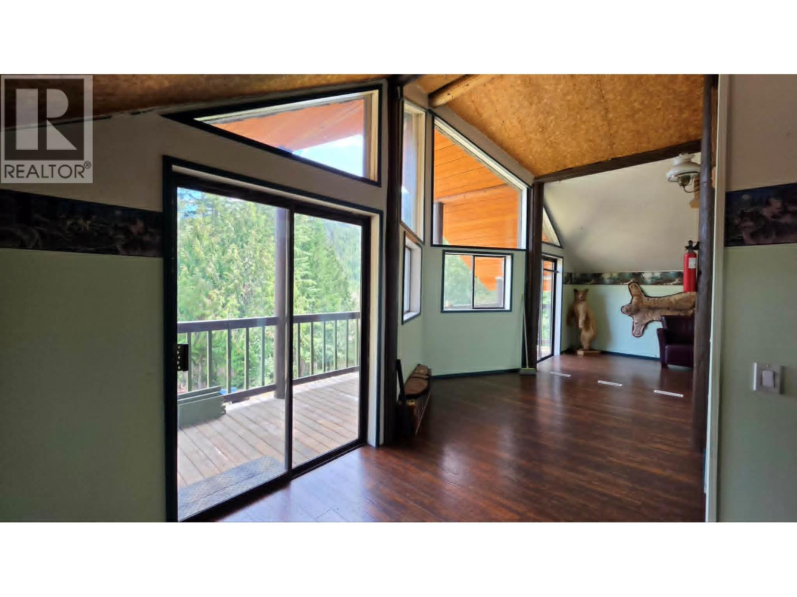 829 Bobbie Burns Road, Lumby, British Columbia  V0E 2G4 - Photo 15 - 10386023