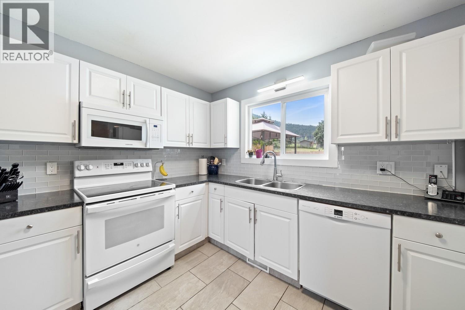 5168 Haynes Road, Vernon, British Columbia  V1B 3J6 - Photo 8 - 10386211