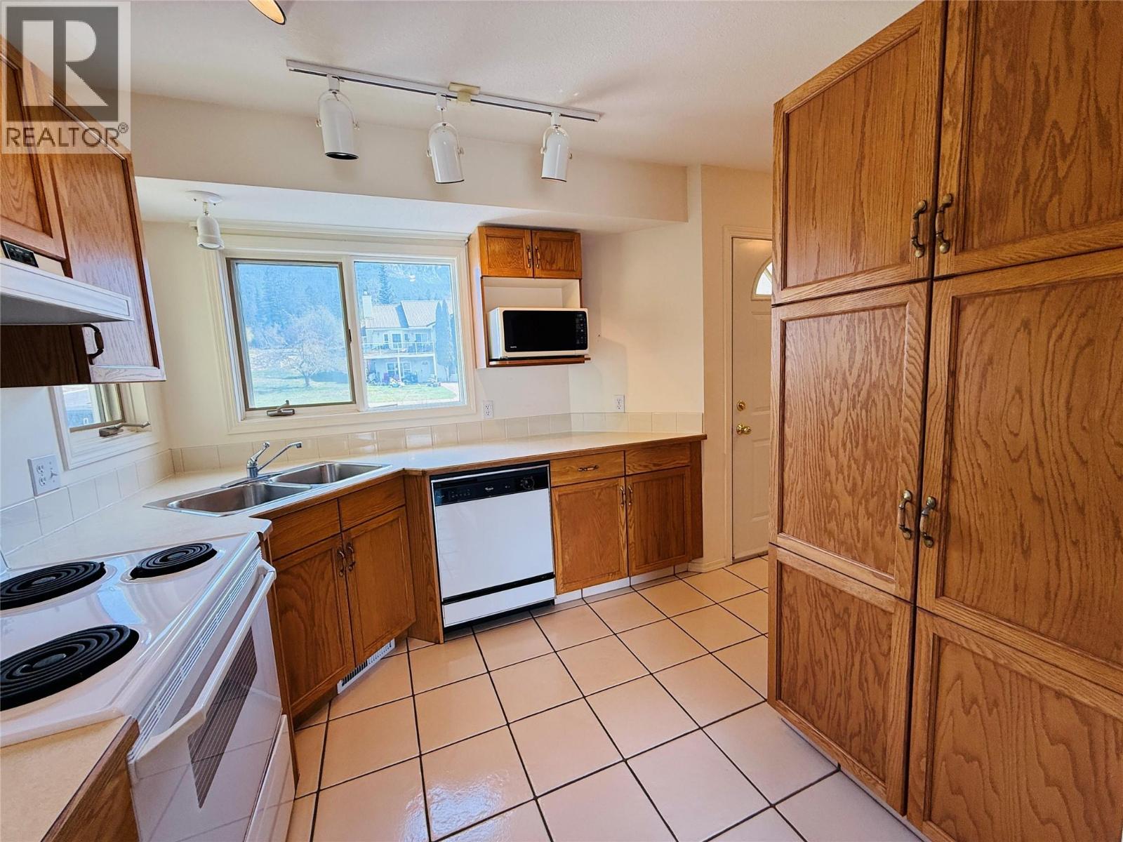 5042 Riverview Road, Fairmont Hot Springs, British Columbia  V0B 1L1 - Photo 5 - 10385734