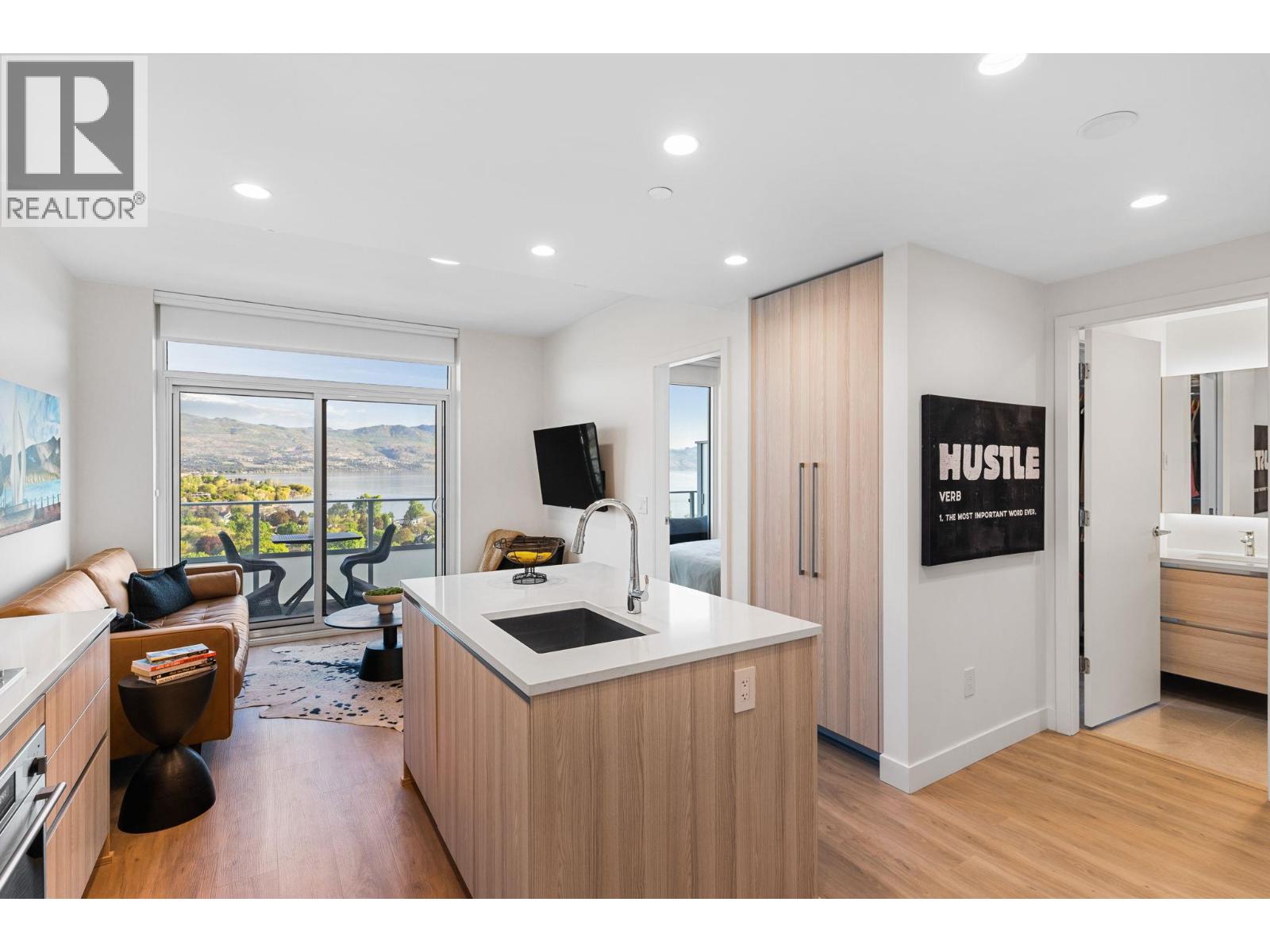 238 Leon Avenue Unit# 1805, Kelowna, British Columbia  V1Y 0N6 - Photo 2 - 10386235