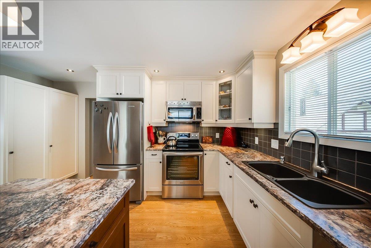 1239 Third Avenue, Trail, British Columbia  V1R 1P1 - Photo 2 - 10386250