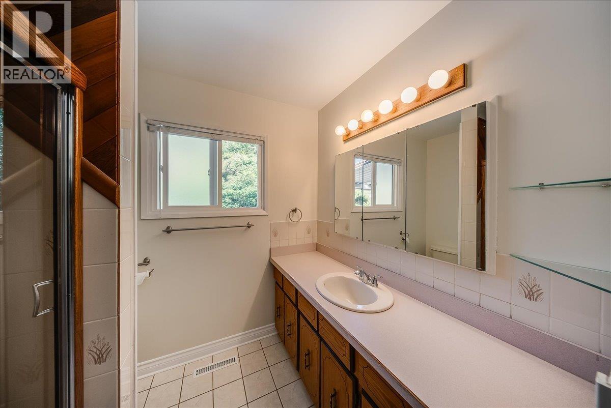 541 Portia Crescent, Trail, British Columbia  V1R 1A8 - Photo 13 - 10385136
