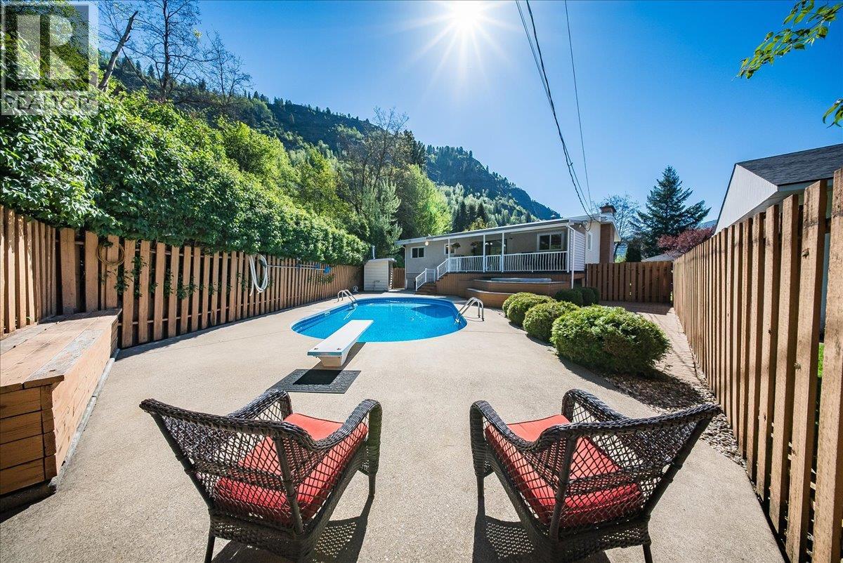 541 Portia Crescent, Trail, British Columbia  V1R 1A8 - Photo 27 - 10385136