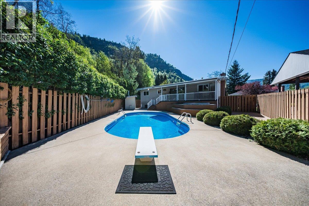541 Portia Crescent, Trail, British Columbia  V1R 1A8 - Photo 28 - 10385136