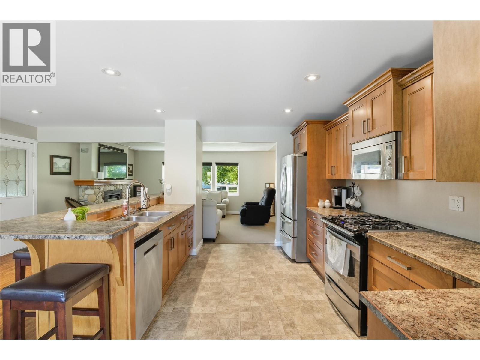 5996 Todd Hill Crescent, Kamloops, British Columbia  V2C 4X8 - Photo 11 - 10386514