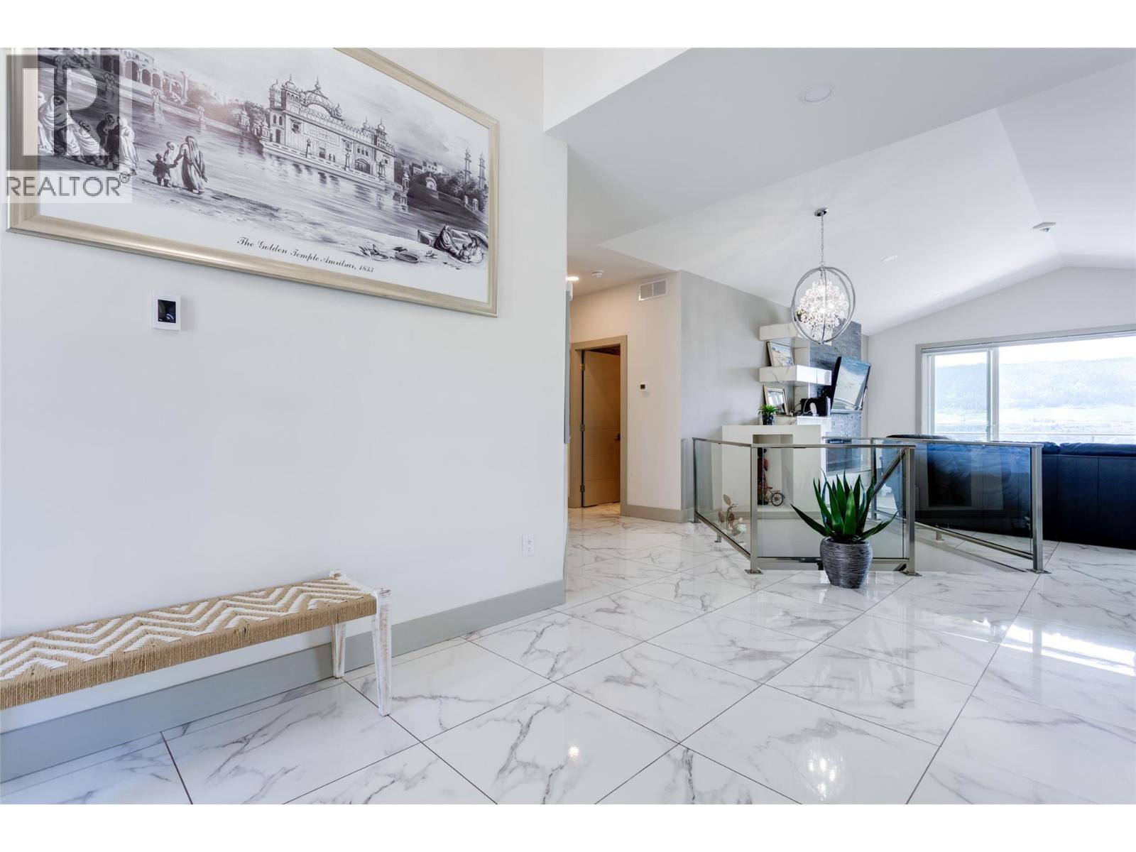 7217 Lakeridge Place, Vernon, British Columbia  V1H 1Y3 - Photo 4 - 10386149