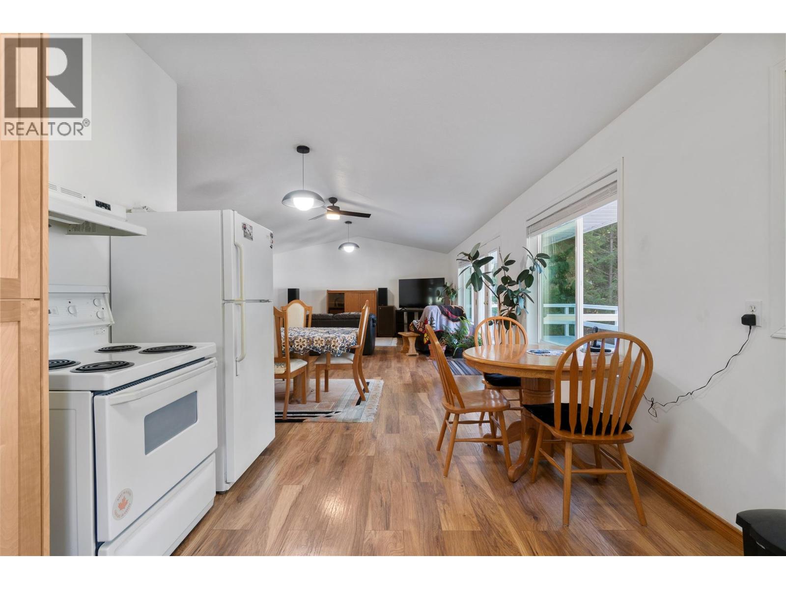 6803 Magna Bay Drive, Magna Bay, British Columbia  V0E 1M7 - Photo 11 - 10386552