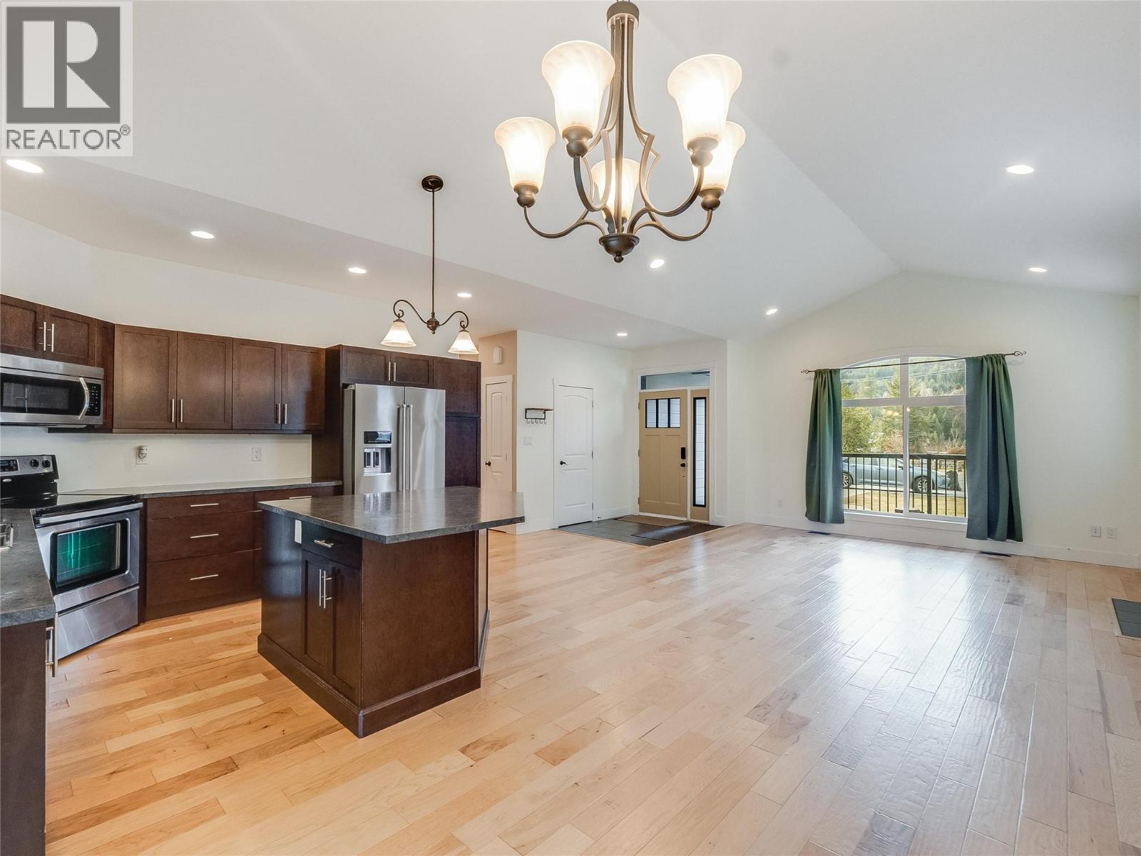 892 Waterloo Road, Castlegar, British Columbia  V1N 4K8 - Photo 16 - 10386374