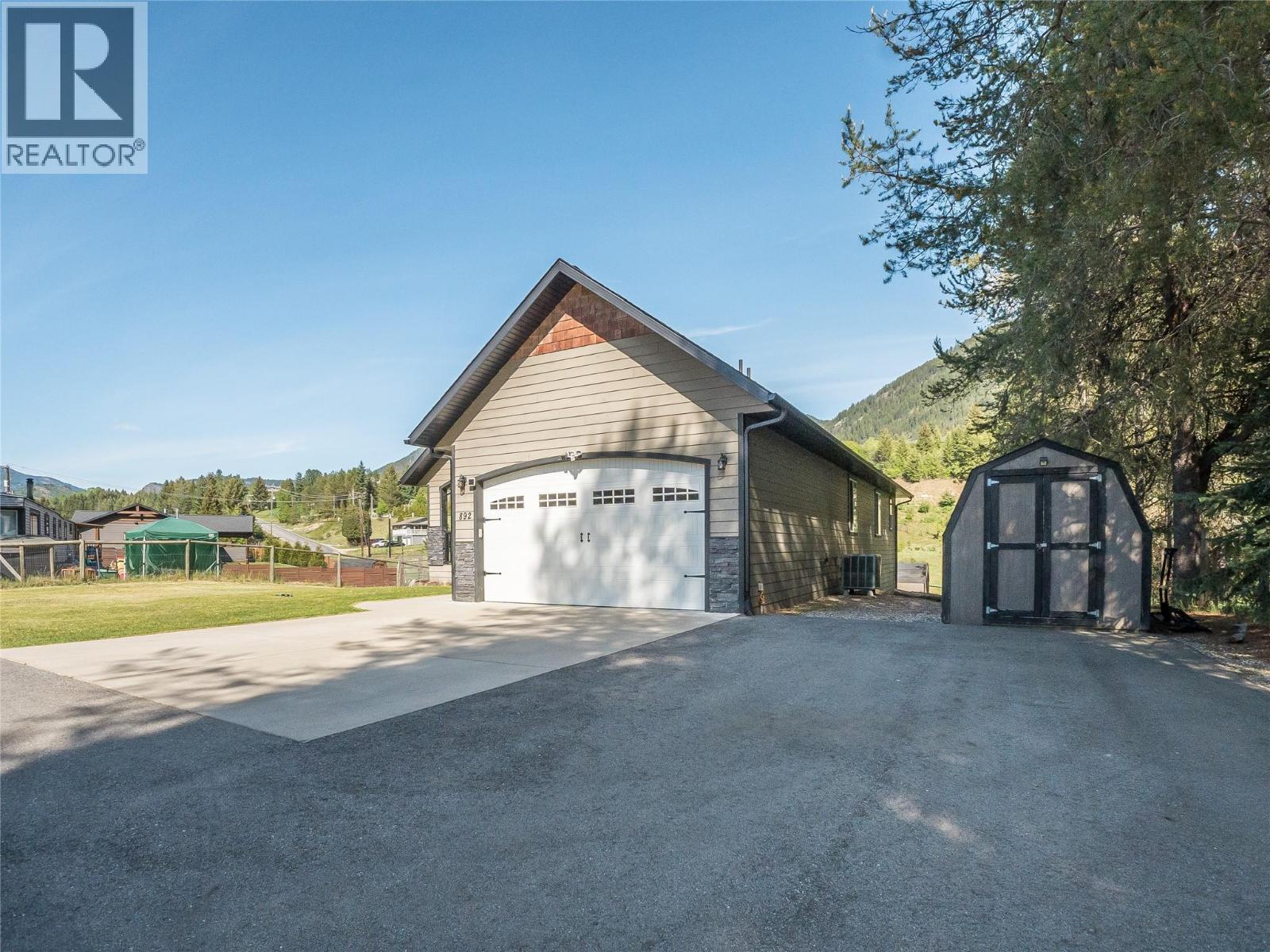 892 Waterloo Road, Castlegar, British Columbia  V1N 4K8 - Photo 2 - 10386374