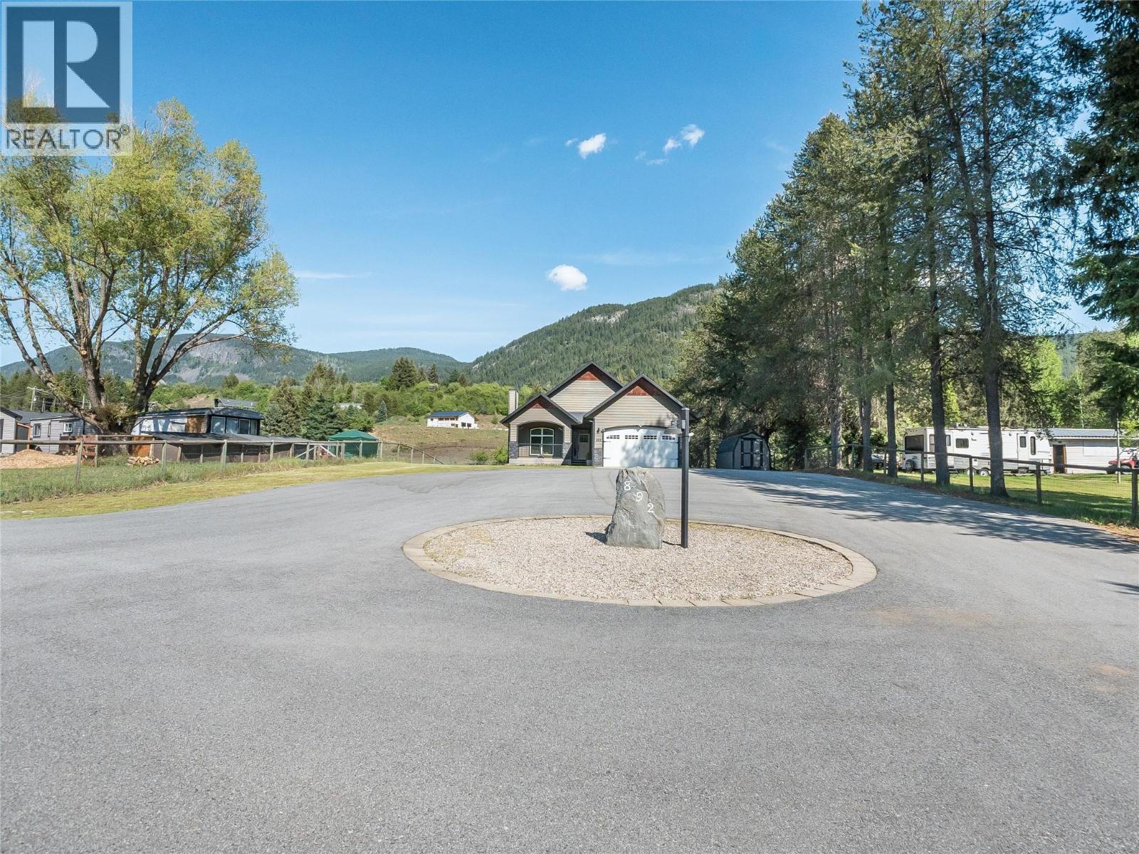892 Waterloo Road, Castlegar, British Columbia  V1N 4K8 - Photo 8 - 10386374