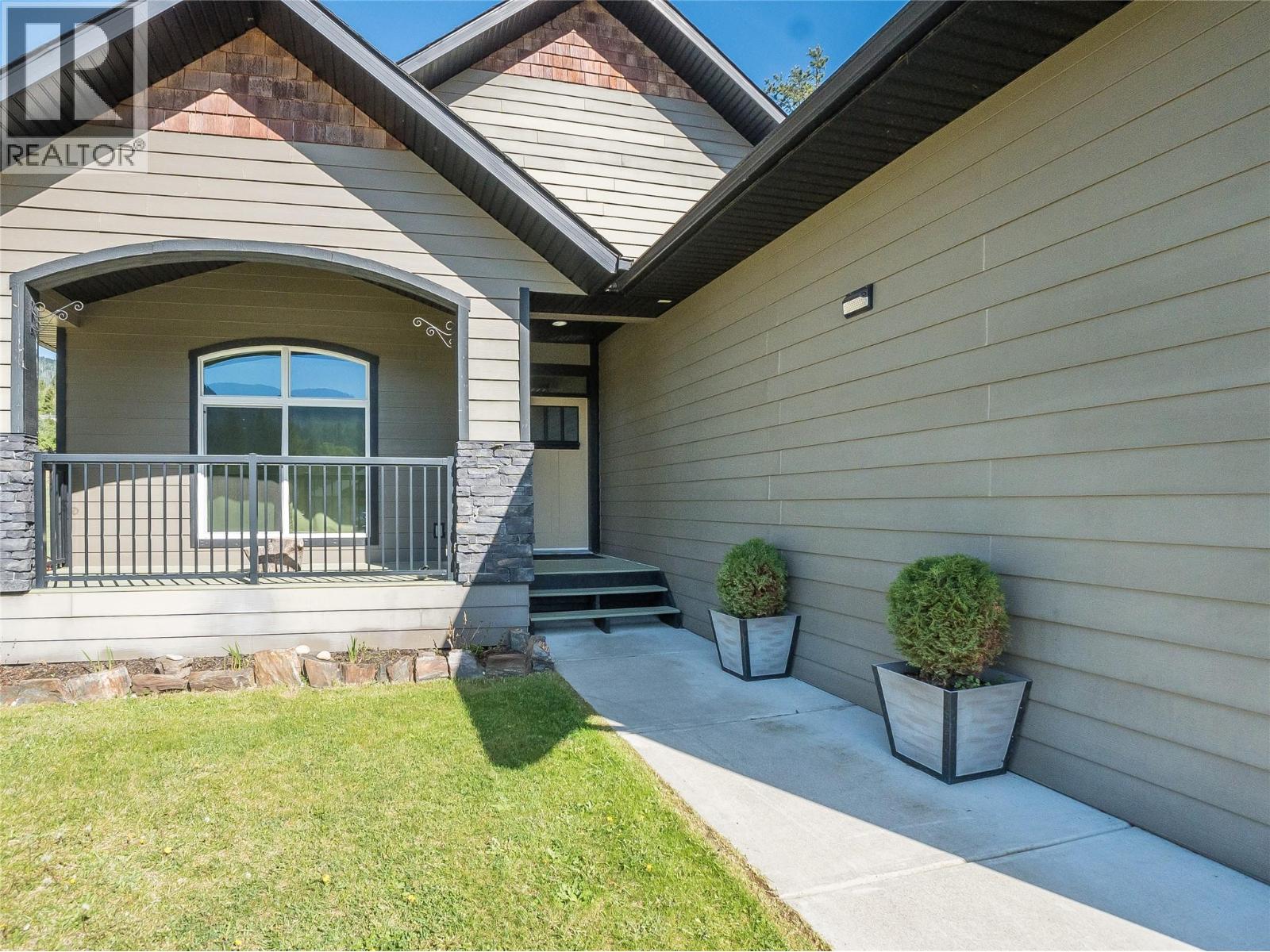 892 Waterloo Road, Castlegar, British Columbia  V1N 4K8 - Photo 9 - 10386374