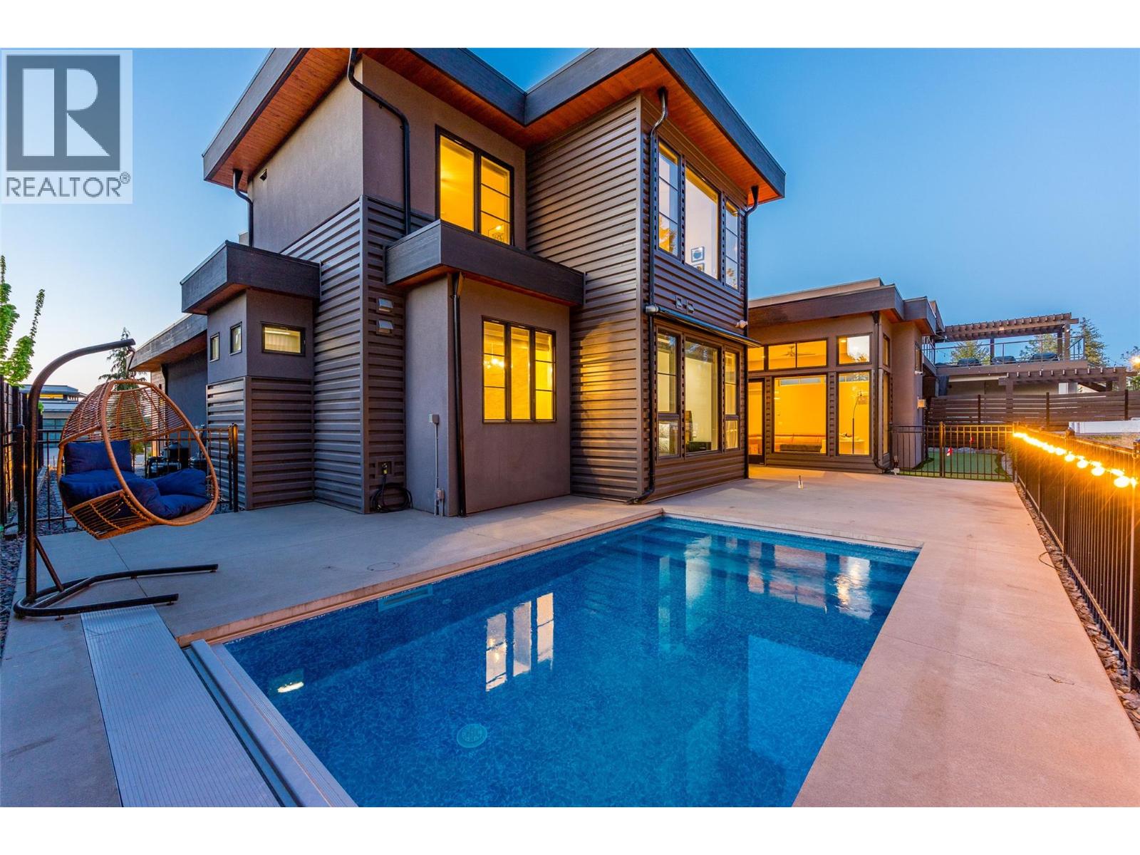 1085 Westpoint Drive, Kelowna, British Columbia  V1W 4Z9 - Photo 2 - 10385964