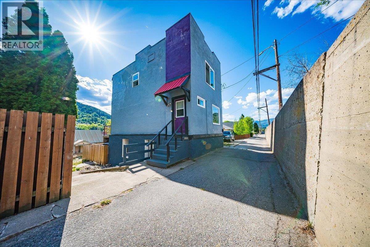 1662 Columbia Avenue, trail, British Columbia
