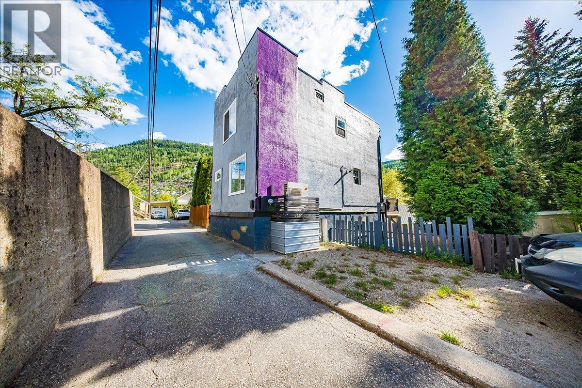 1662 Columbia Avenue, Trail, British Columbia  V1R 1K2 - Photo 2 - 10385802