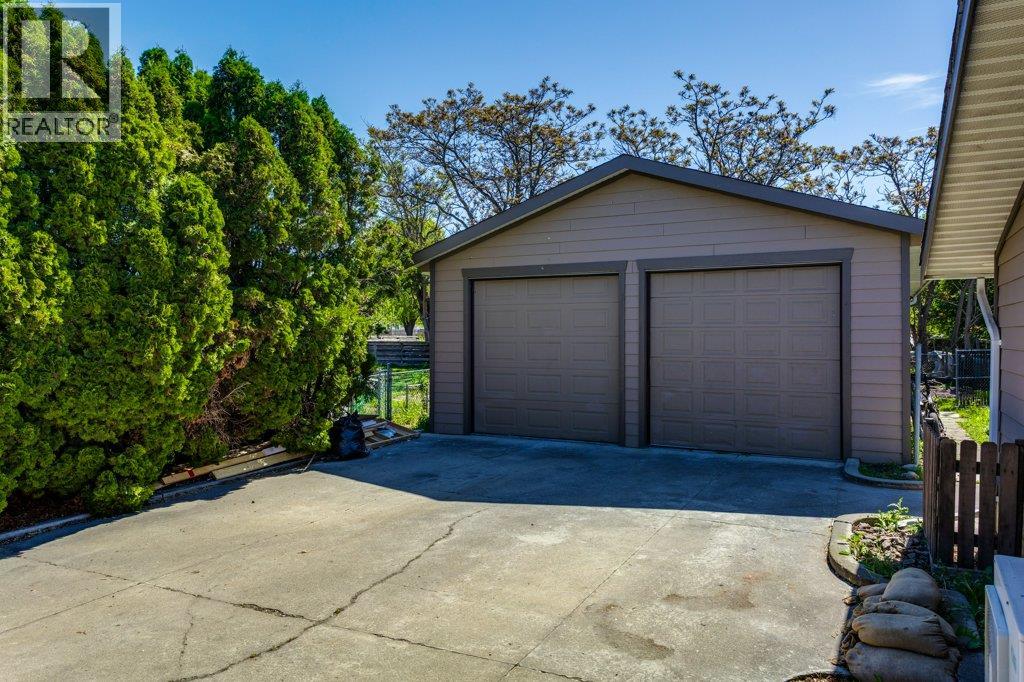 2559 Benvoulin Road, Kelowna, British Columbia  V1W 2C9 - Photo 3 - 10386475