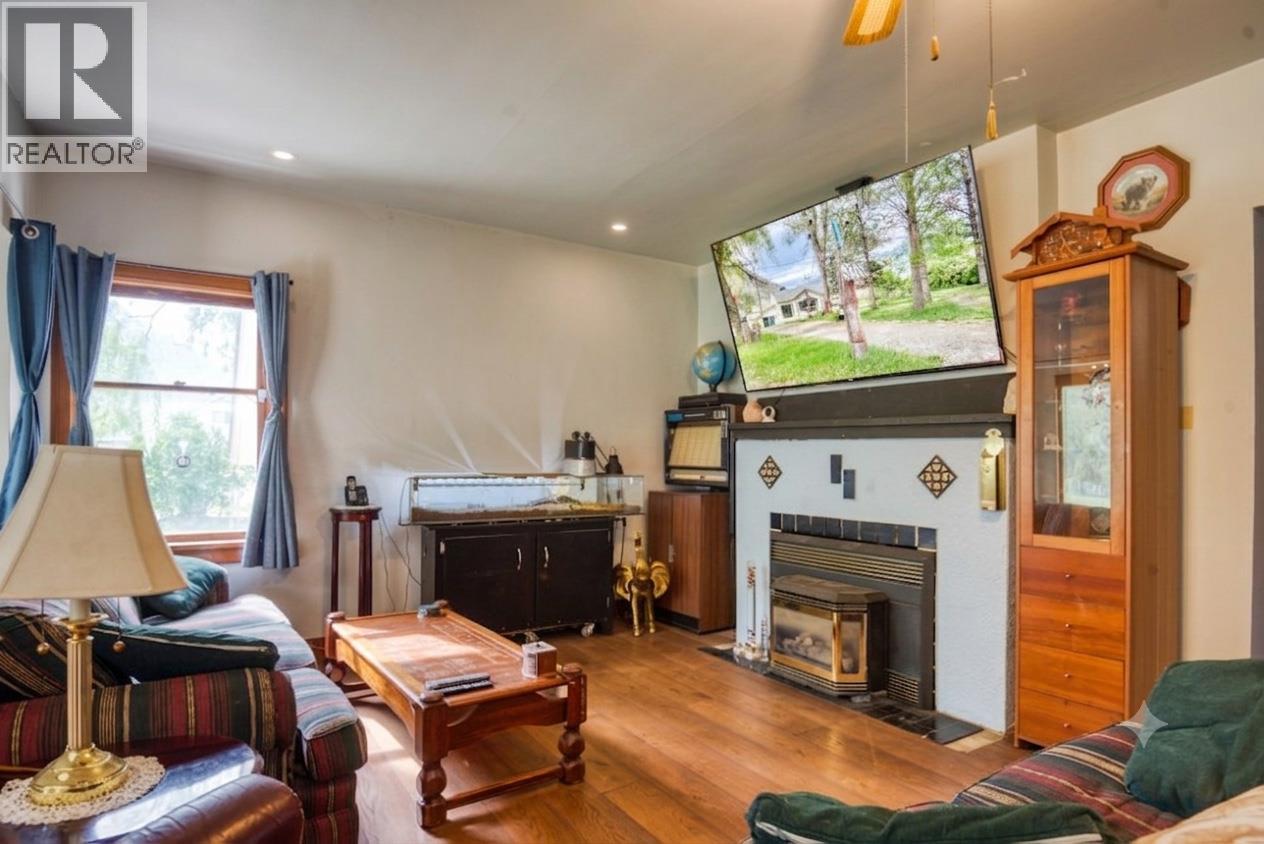 3038 10th Avenue, Keremeos, British Columbia  V0X 1N3 - Photo 6 - 10386145