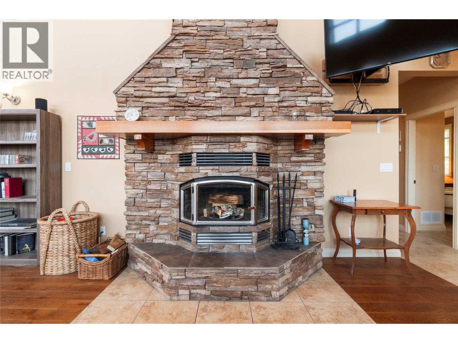 7666 Lichen Road, Anglemont, British Columbia  V0E 1M8 - Photo 11 - 10386344