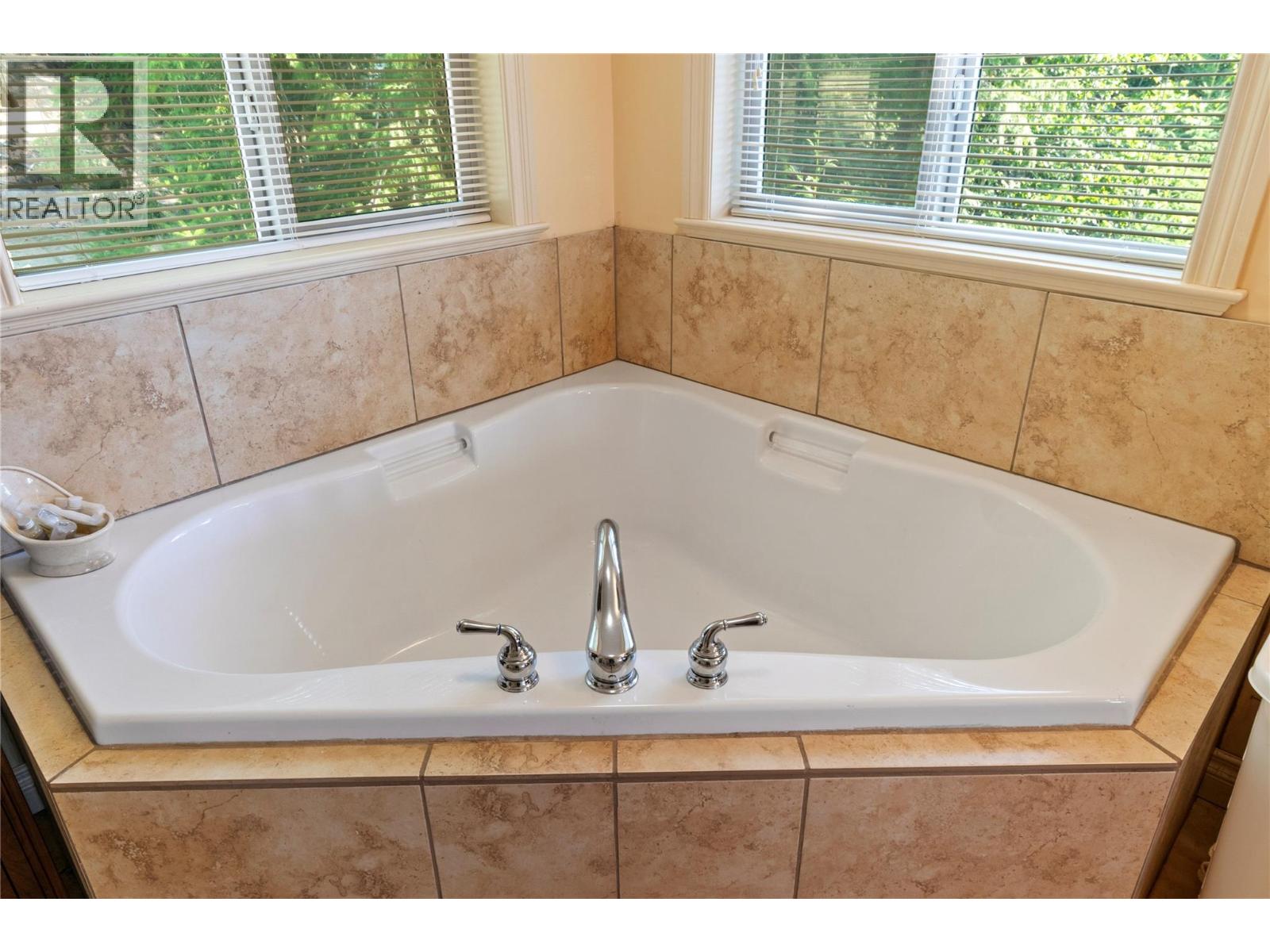 7666 Lichen Road, Anglemont, British Columbia  V0E 1M8 - Photo 28 - 10386344