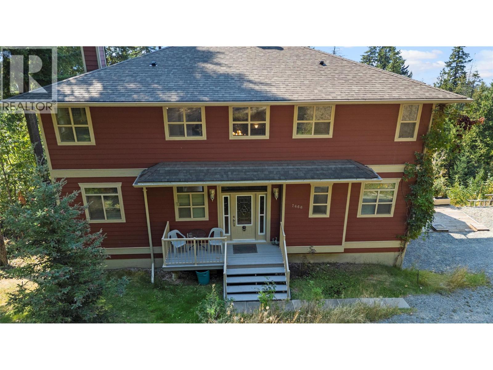7666 Lichen Road, Anglemont, British Columbia  V0E 1M8 - Photo 4 - 10386344