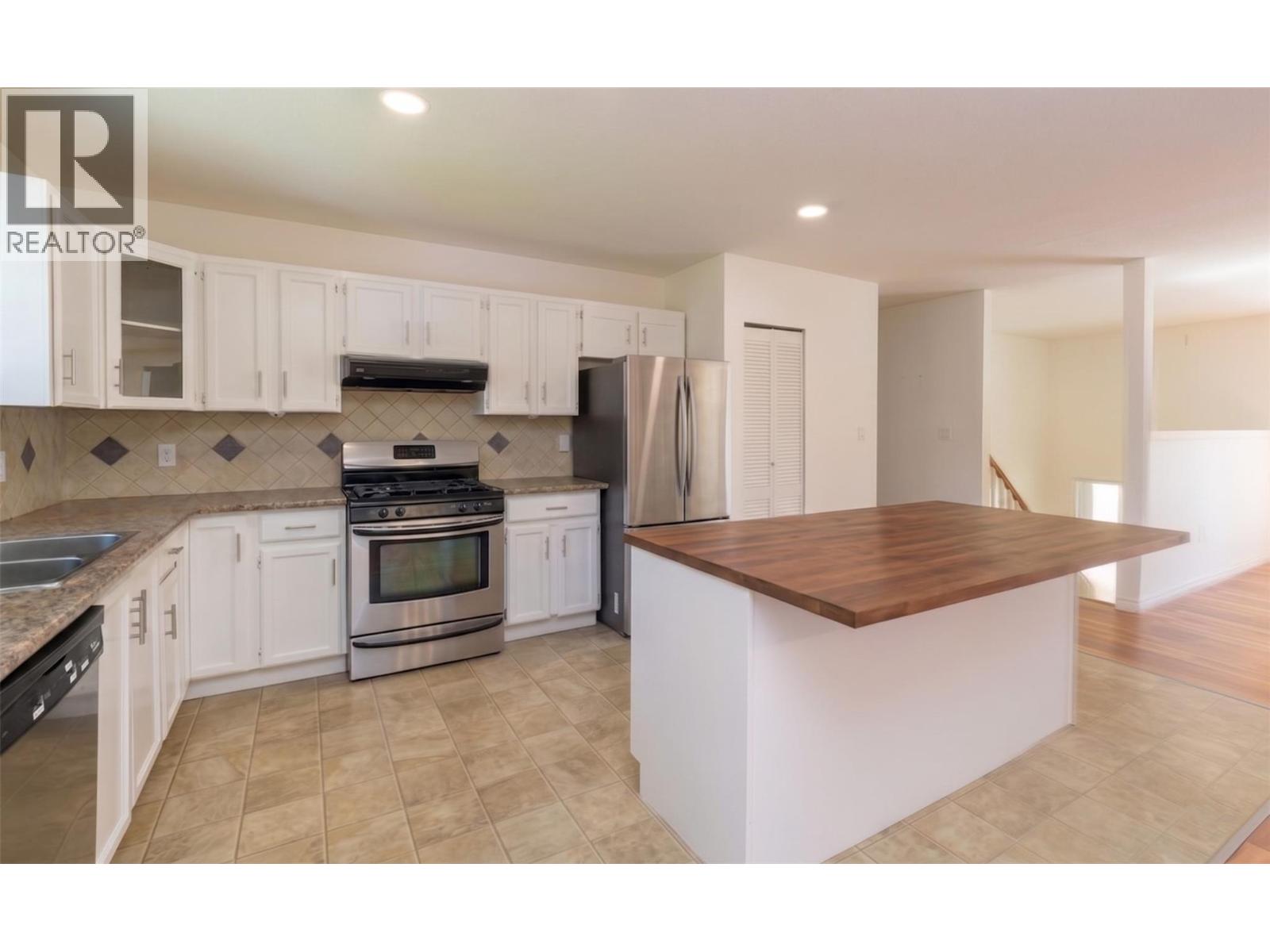 1801 15 Avenue, Salmon Arm, British Columbia  V1E 2E9 - Photo 3 - 10386633