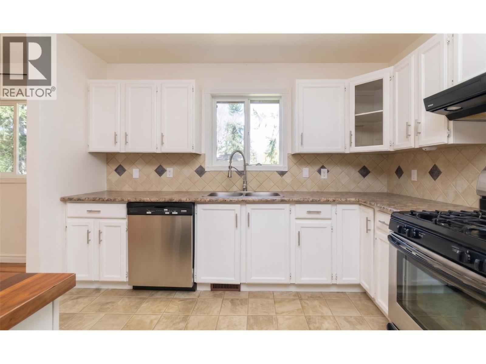 1801 15 Avenue, Salmon Arm, British Columbia  V1E 2E9 - Photo 5 - 10386633