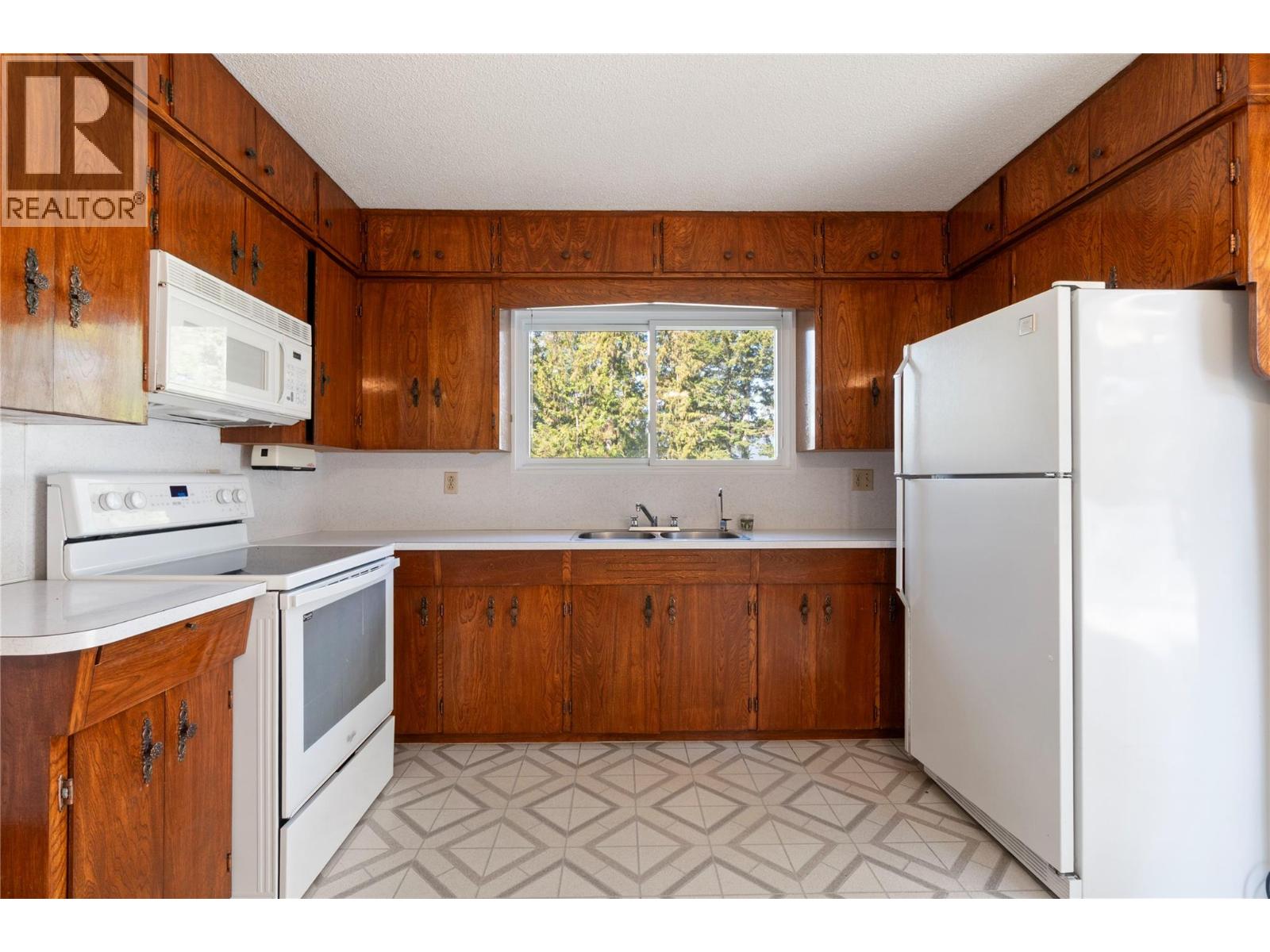 170 25th Street Ne, Salmon Arm, British Columbia  V1E 2A8 - Photo 17 - 10384030