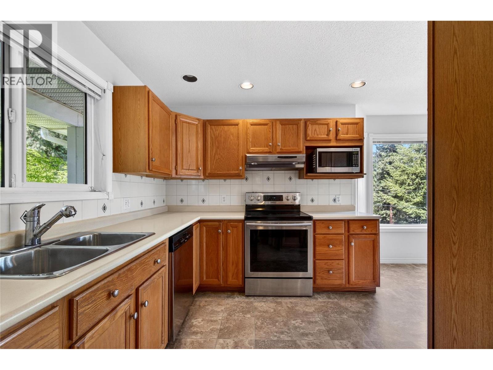 2218 Hopes Way, Sorrento, British Columbia  V0E 2W2 - Photo 3 - 10384633