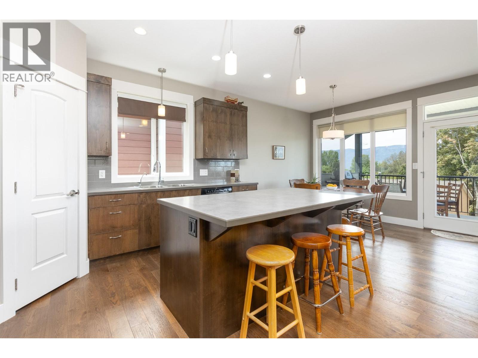 221 24 Street Ne, Salmon Arm, British Columbia  V1E 0C2 - Photo 3 - 10386702