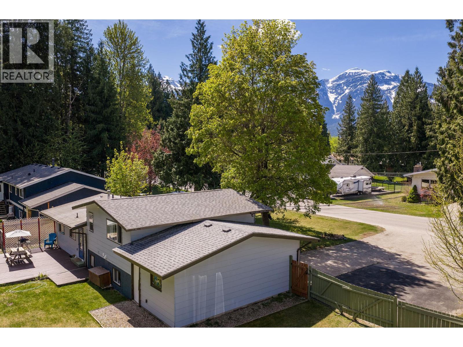 1736 Hay Road, Revelstoke, British Columbia  V0E 2S1 - Photo 2 - 10386282