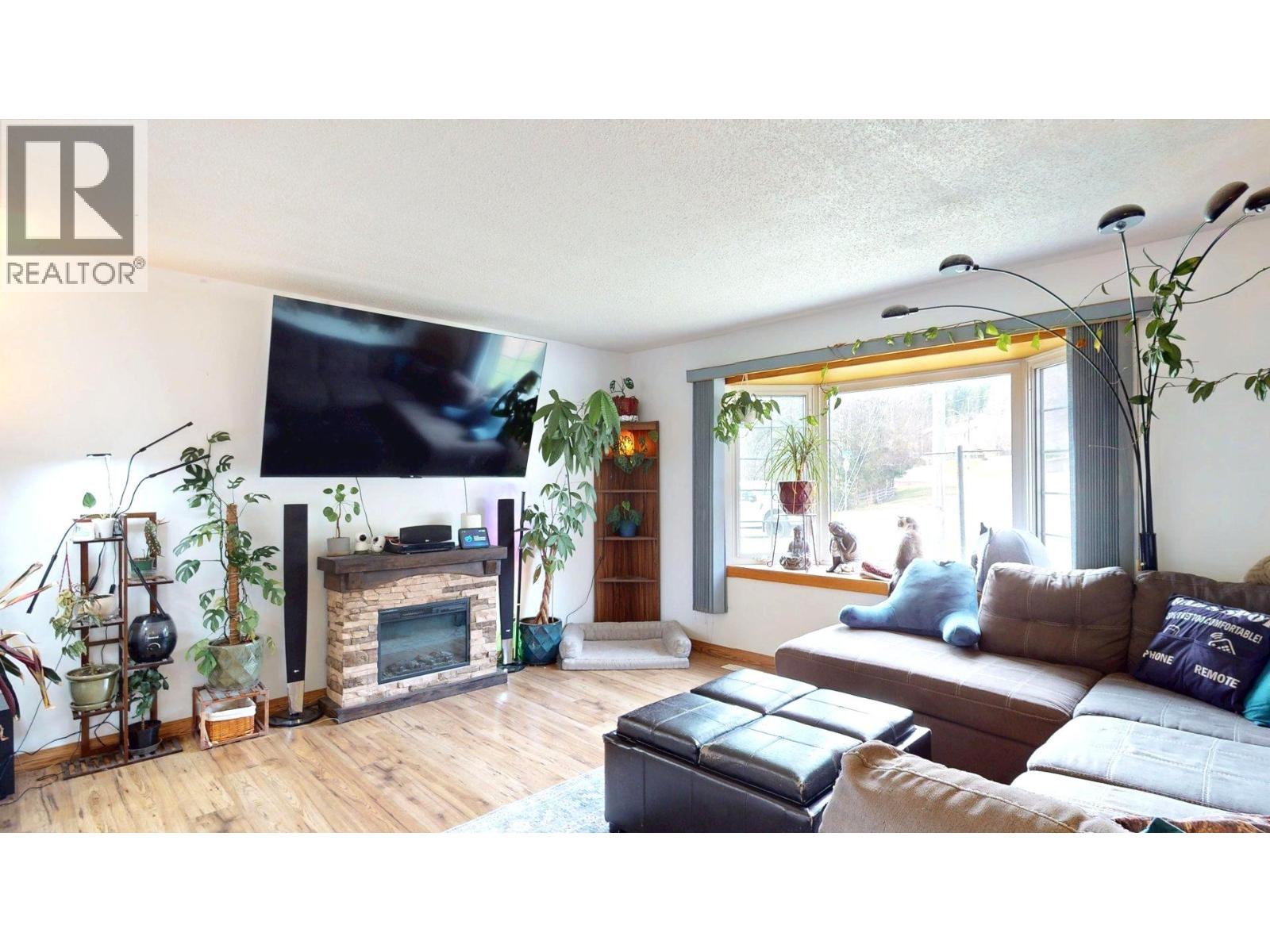 2607 Alpine Drive, Elkford, British Columbia  V0B 1H0 - Photo 3 - 10386786