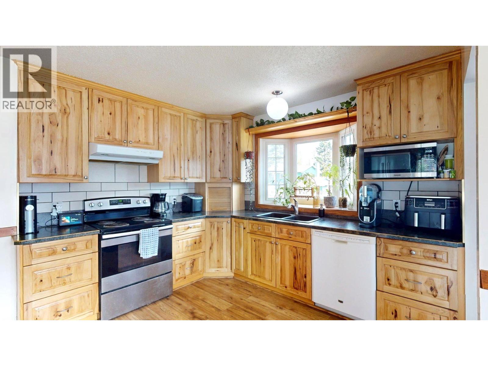 2607 Alpine Drive, Elkford, British Columbia  V0B 1H0 - Photo 7 - 10386786