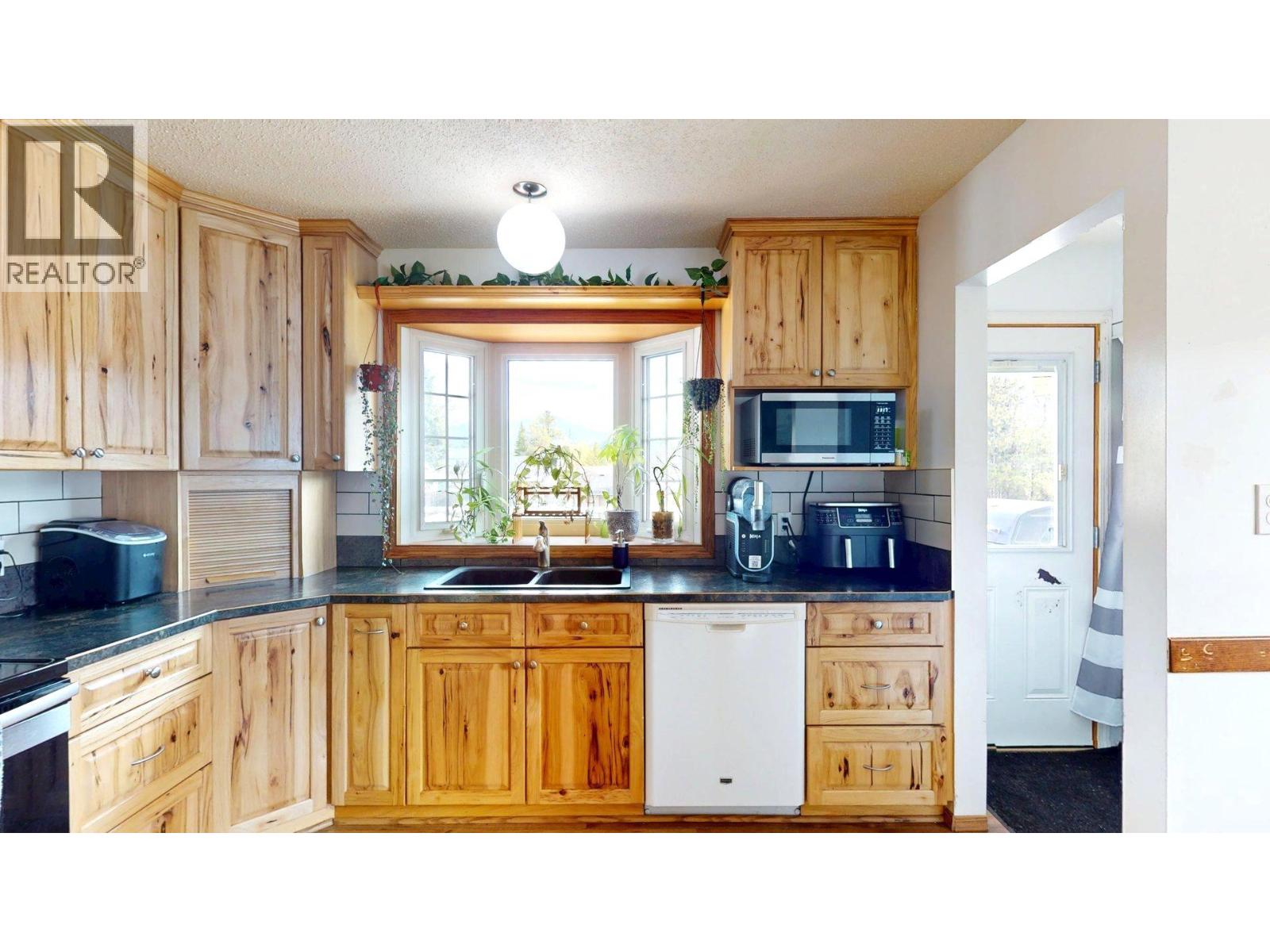 2607 Alpine Drive, Elkford, British Columbia  V0B 1H0 - Photo 8 - 10386786