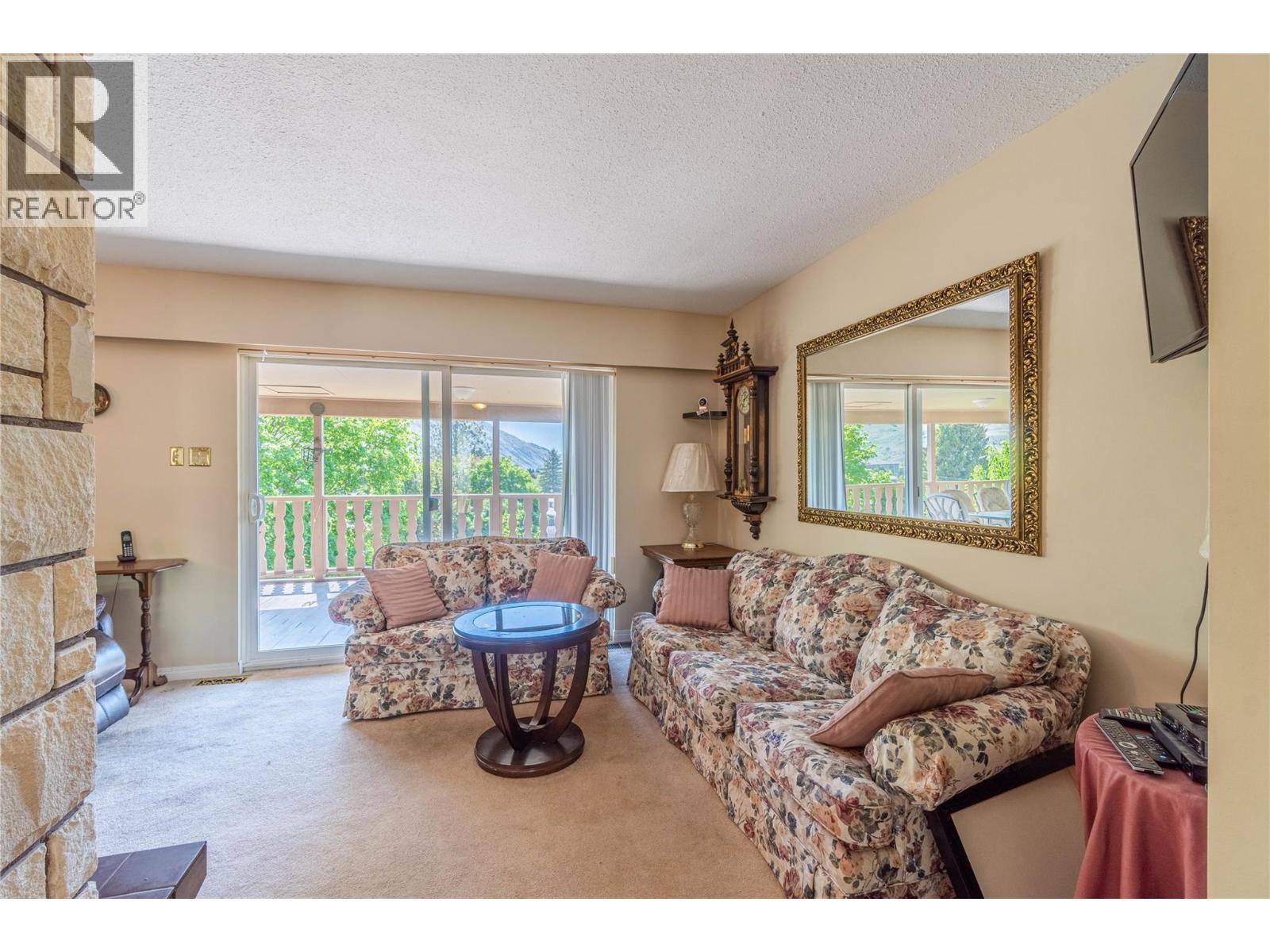 925 Sicamore Drive, Kamloops, British Columbia  V2B 8B7 - Photo 2 - 10386141