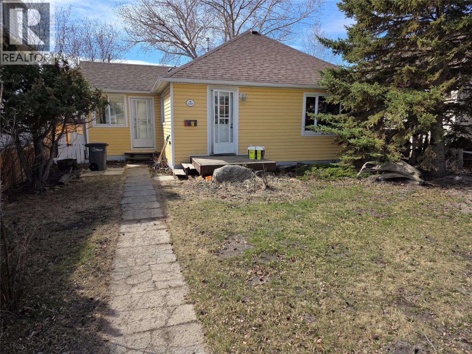 1225 104 Avenue, Dawson Creek, British Columbia  V1G 2J4 - Photo 1 - 10386820