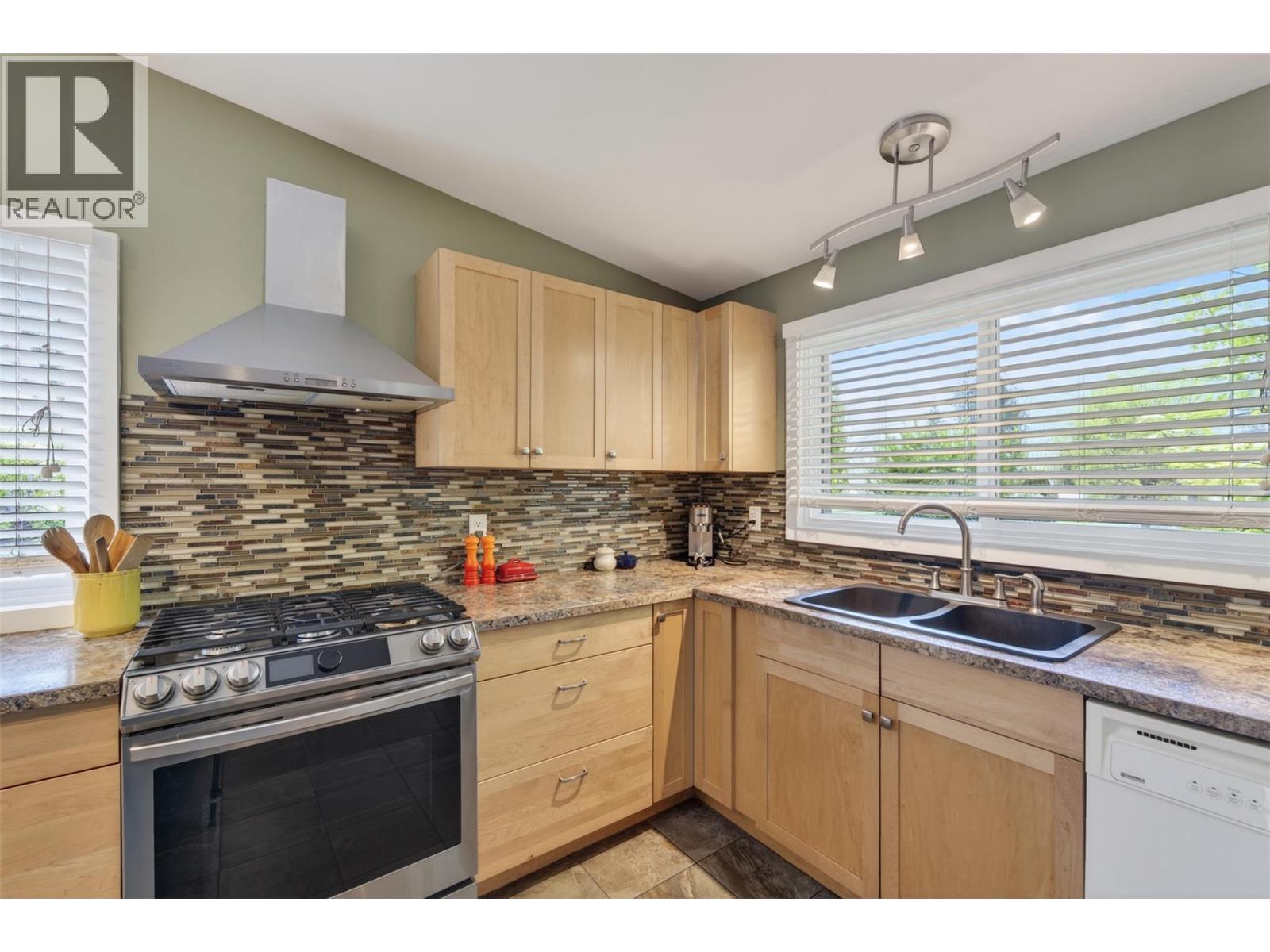 902 26th Street, Castlegar, British Columbia  V1N 3Z4 - Photo 11 - 10386845