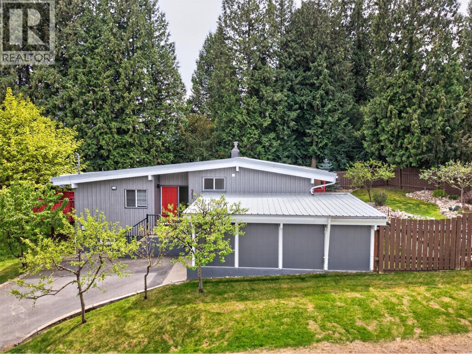 902 26th Street, Castlegar, British Columbia  V1N 3Z4 - Photo 2 - 10386845