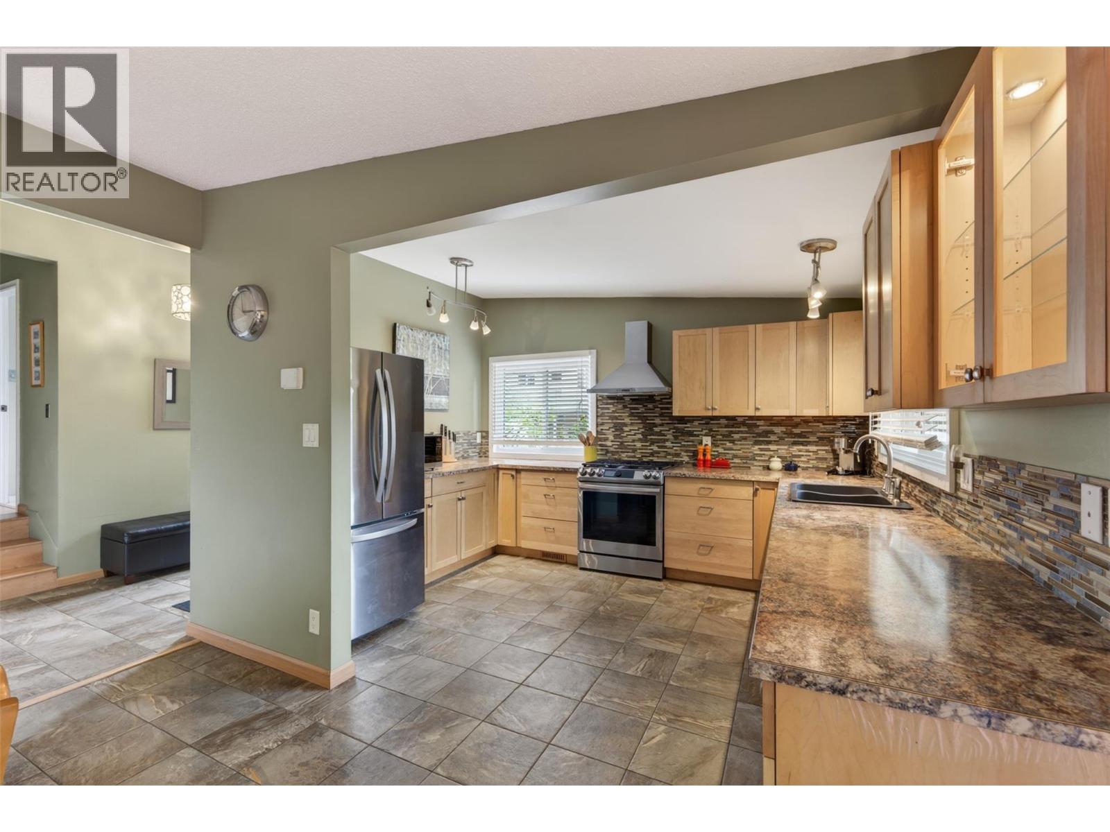 902 26th Street, Castlegar, British Columbia  V1N 3Z4 - Photo 9 - 10386845