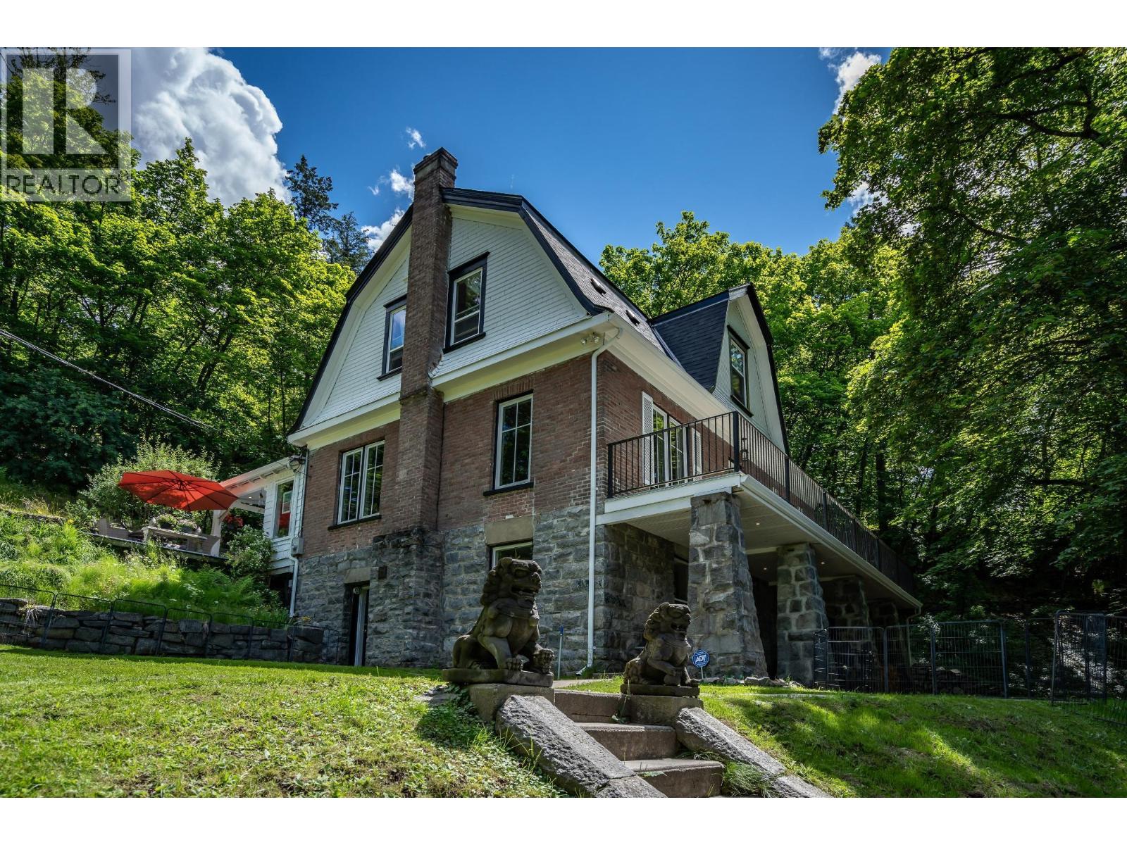 519 Cedar Street, Nelson, British Columbia  V1L 2C2 - Photo 2 - 10382087