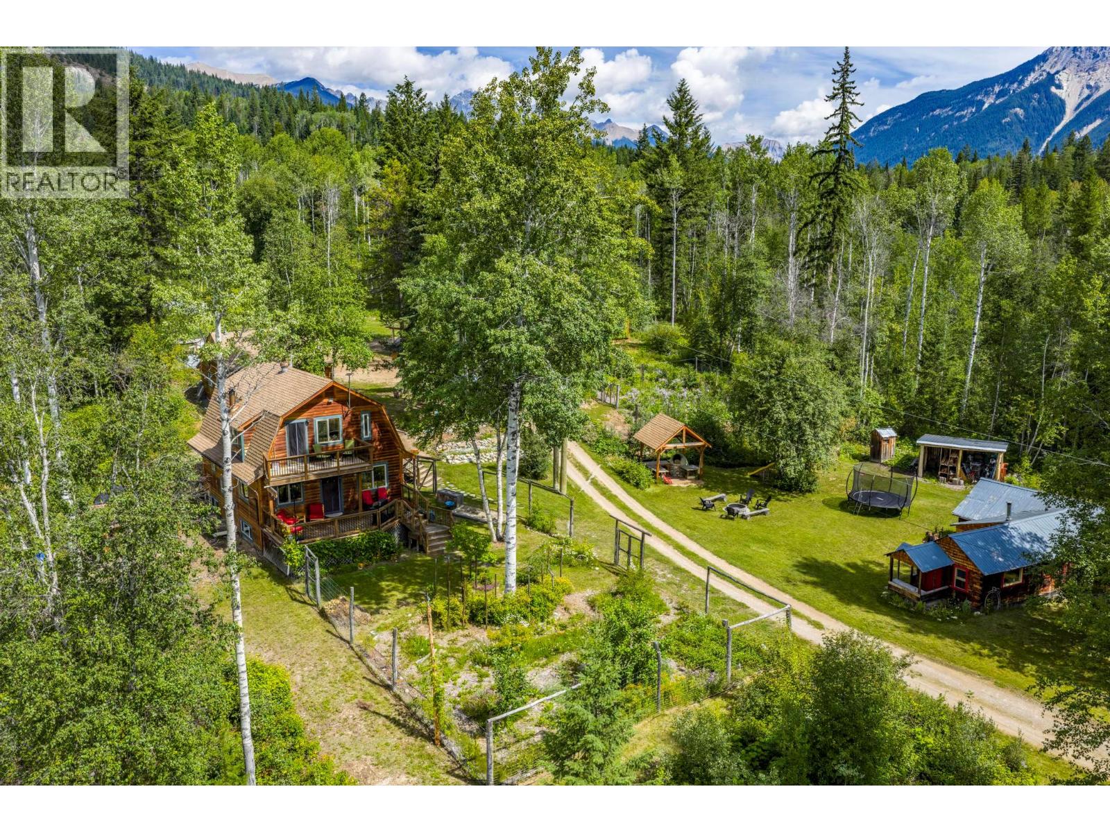 2487 Seward Rd, Golden, British Columbia  V0A 1H1 - Photo 2 - 10385861