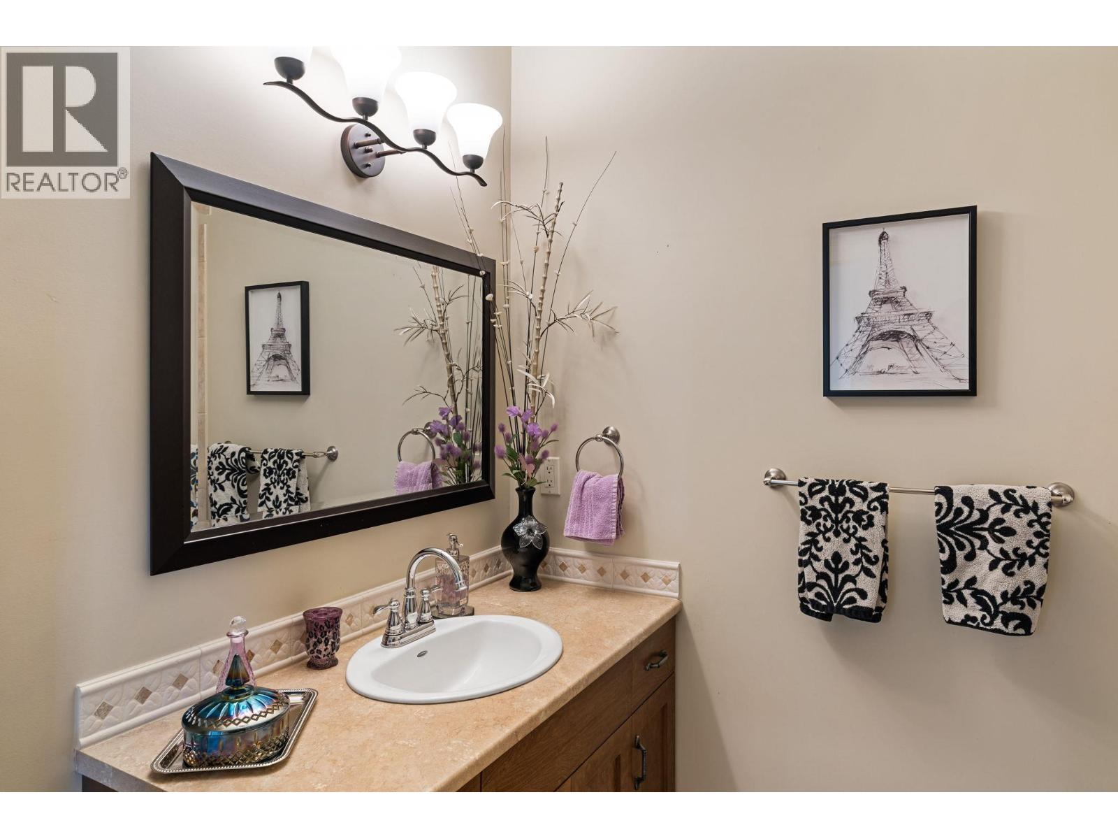 1011 Foothills Court, Vernon, British Columbia  V1B 3Z5 - Photo 32 - 10387000