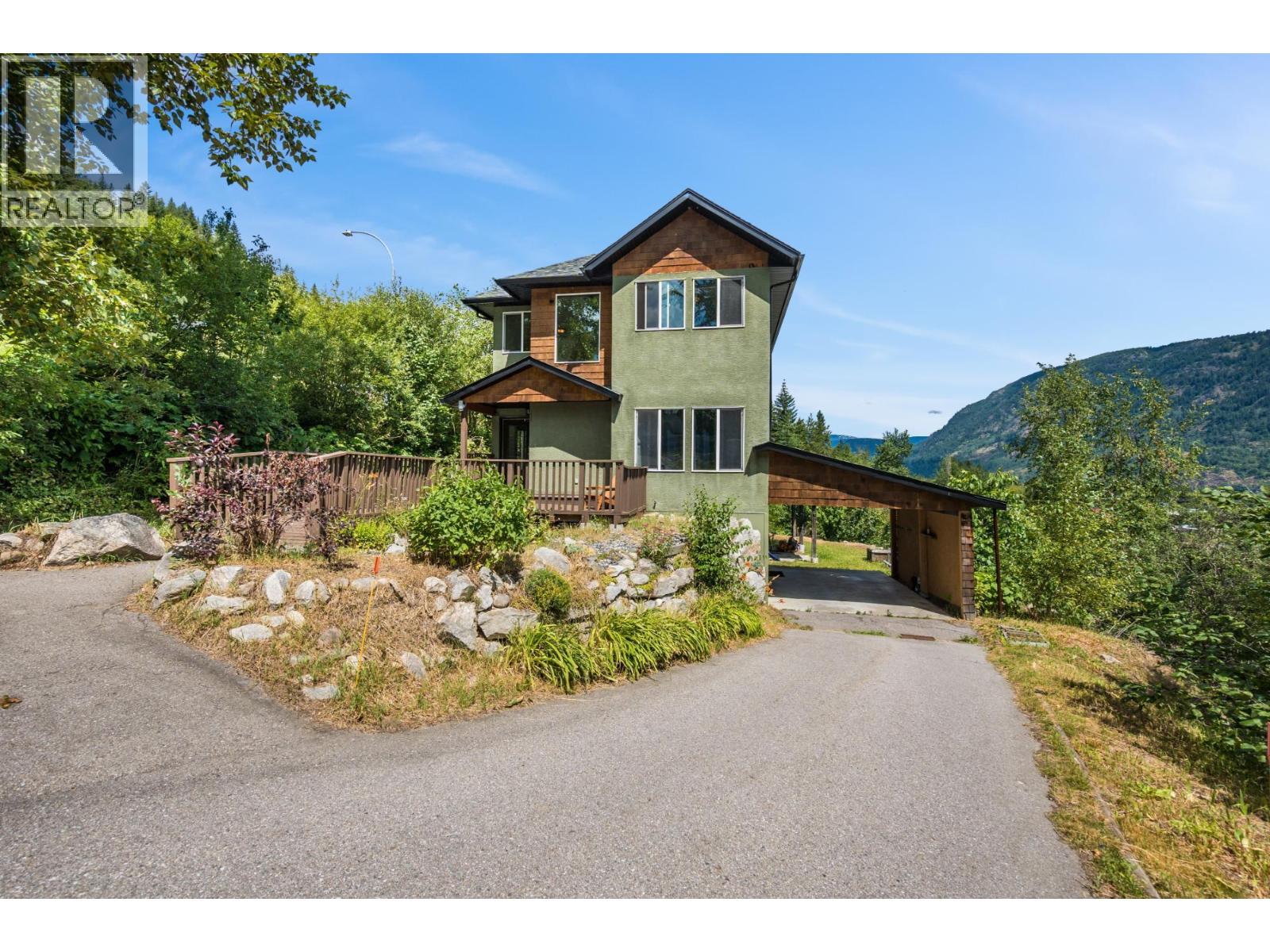 1533 WOODLAND Drive, castlegar, British Columbia