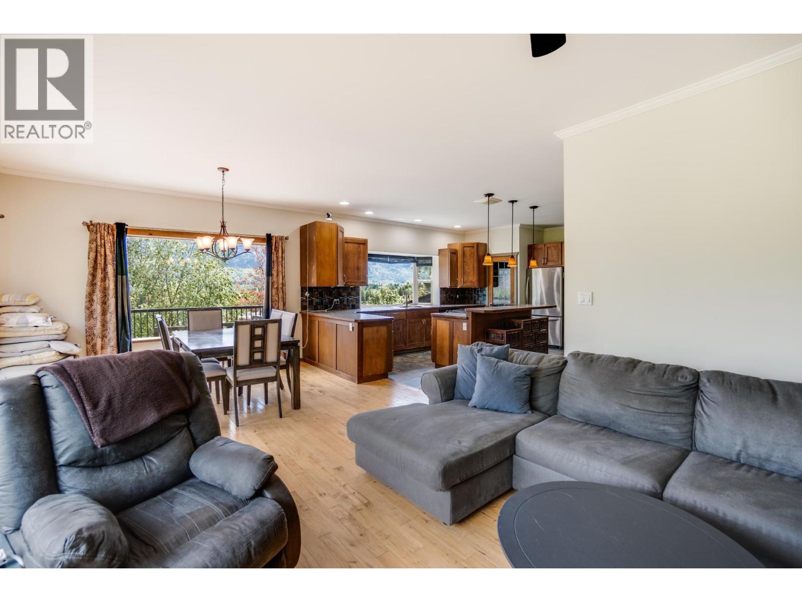 1533 Woodland Drive, Castlegar, British Columbia  V1N 4J4 - Photo 12 - 10386824
