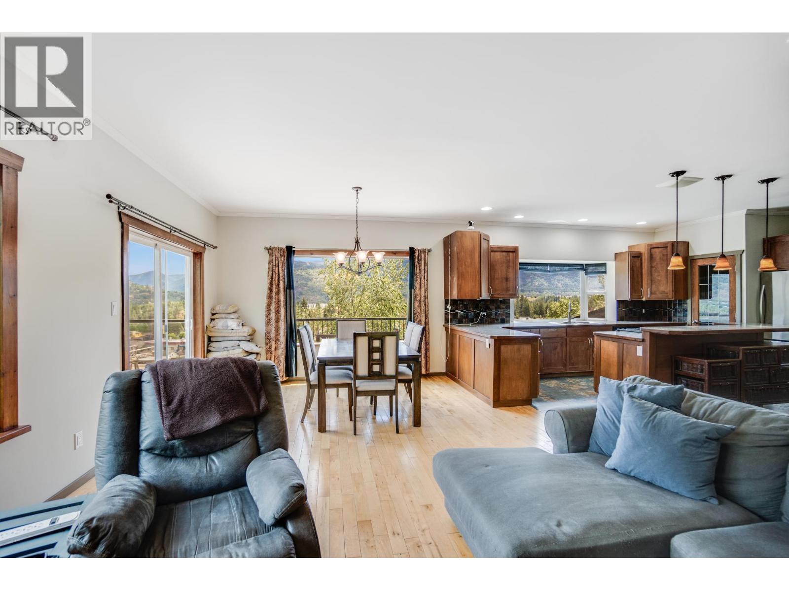 1533 Woodland Drive, Castlegar, British Columbia  V1N 4J4 - Photo 14 - 10386824