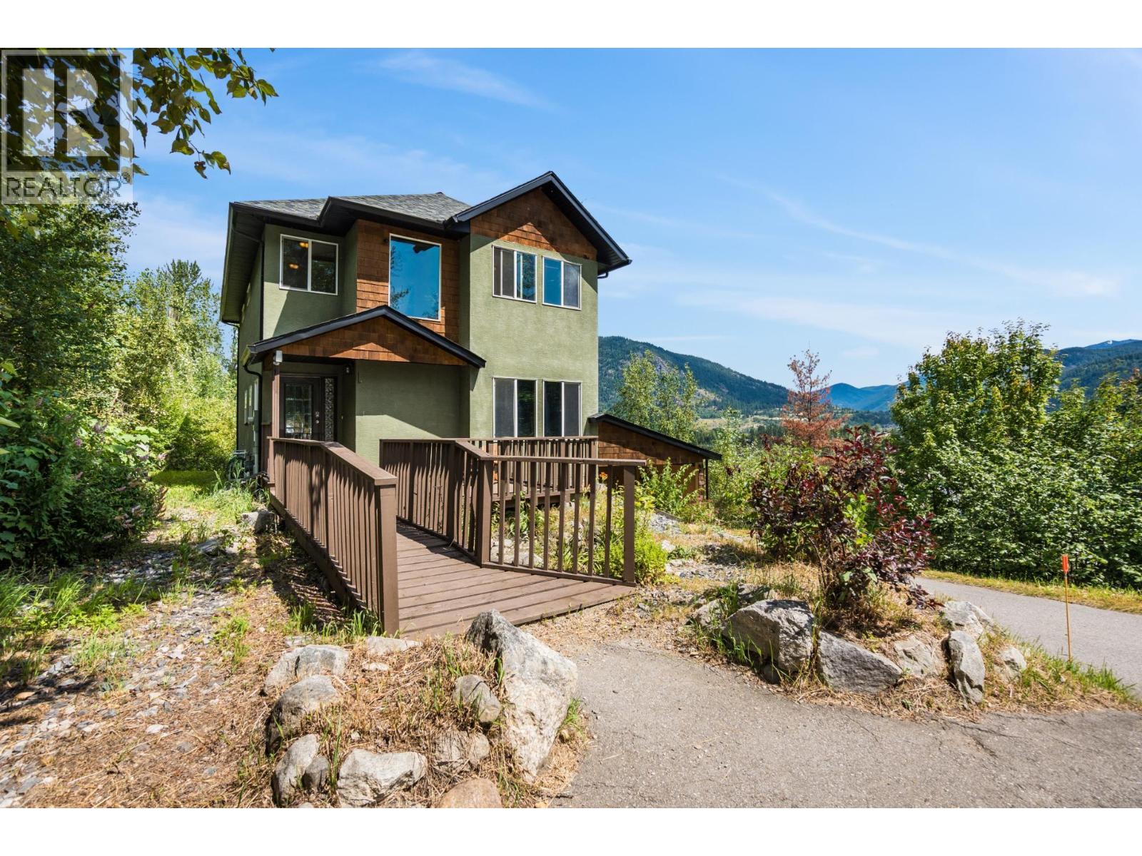 1533 Woodland Drive, Castlegar, British Columbia  V1N 4J4 - Photo 2 - 10386824