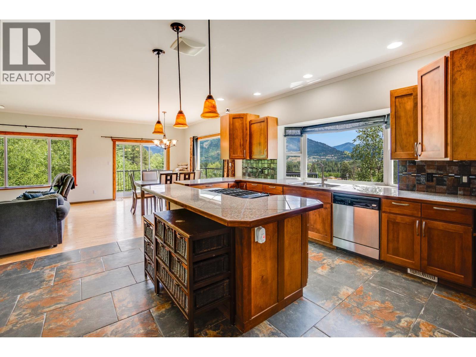 1533 Woodland Drive, Castlegar, British Columbia  V1N 4J4 - Photo 5 - 10386824