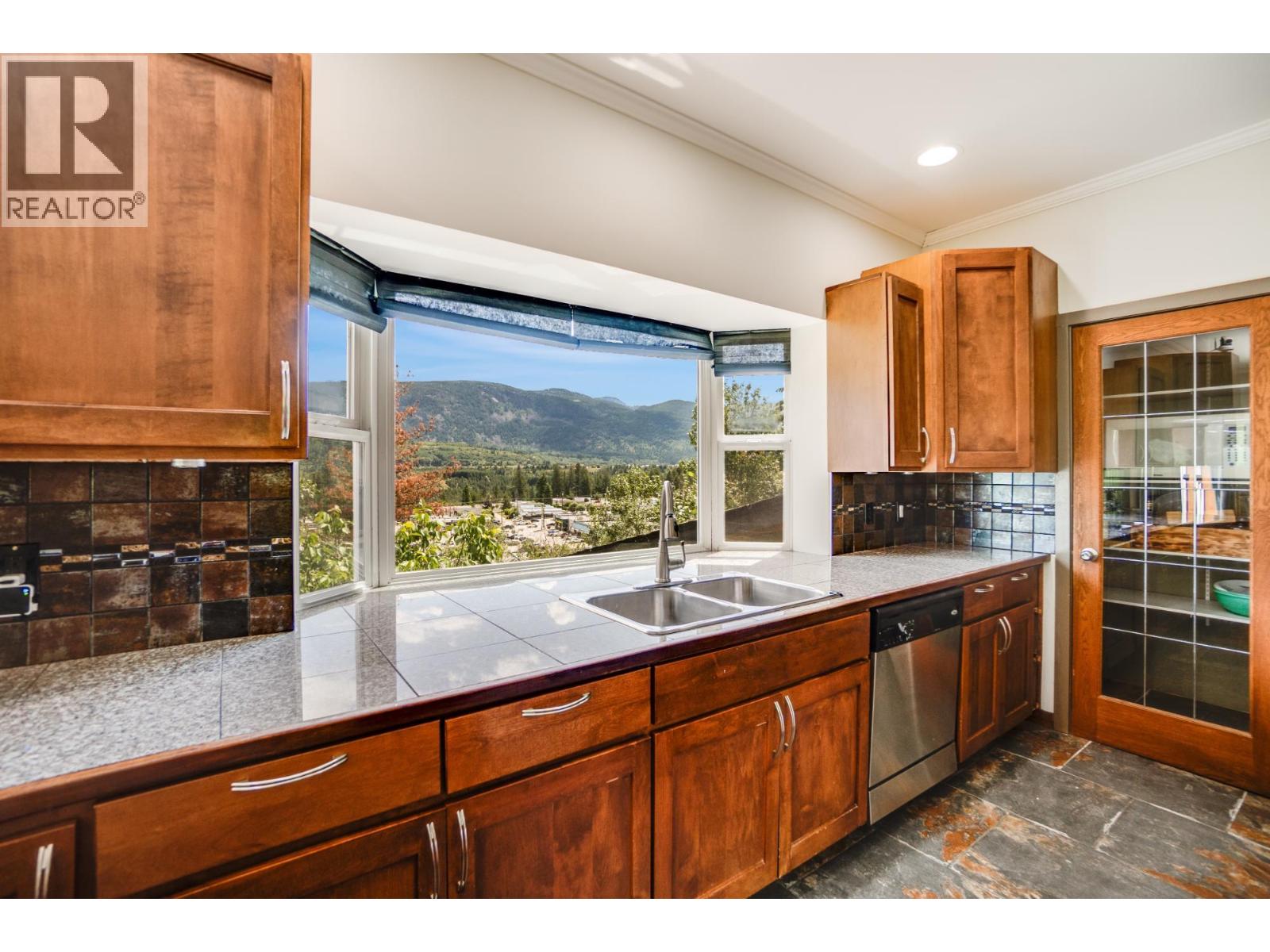 1533 Woodland Drive, Castlegar, British Columbia  V1N 4J4 - Photo 7 - 10386824
