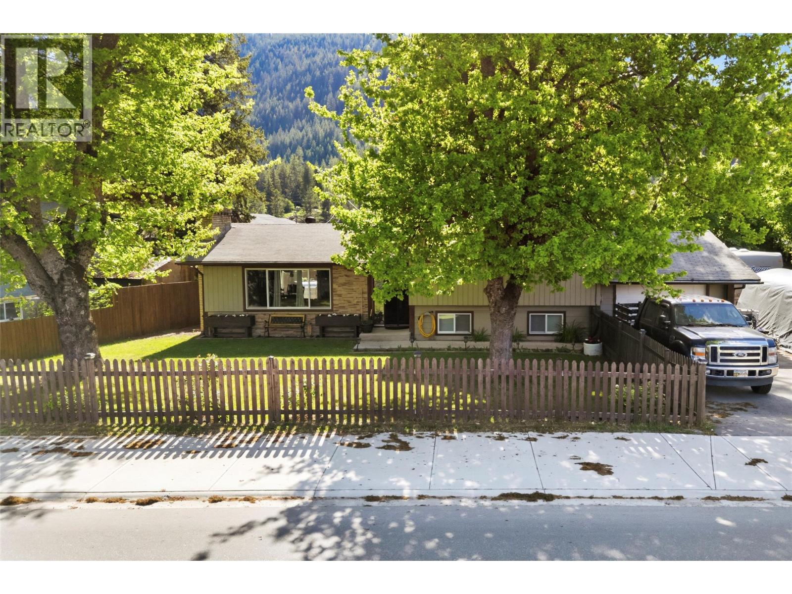 606 Riverside Avenue, sicamous, British Columbia